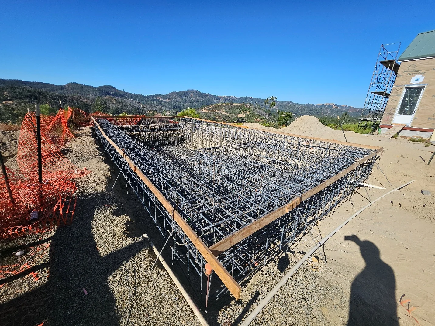 Double-curtain structural steel for a freestanding Calistoga pool wall