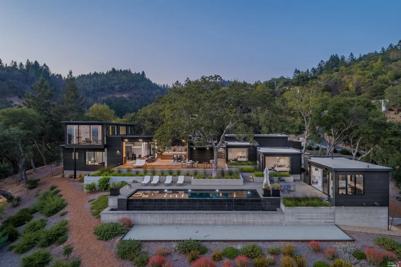 Infinity edge pool in Sonoma, California