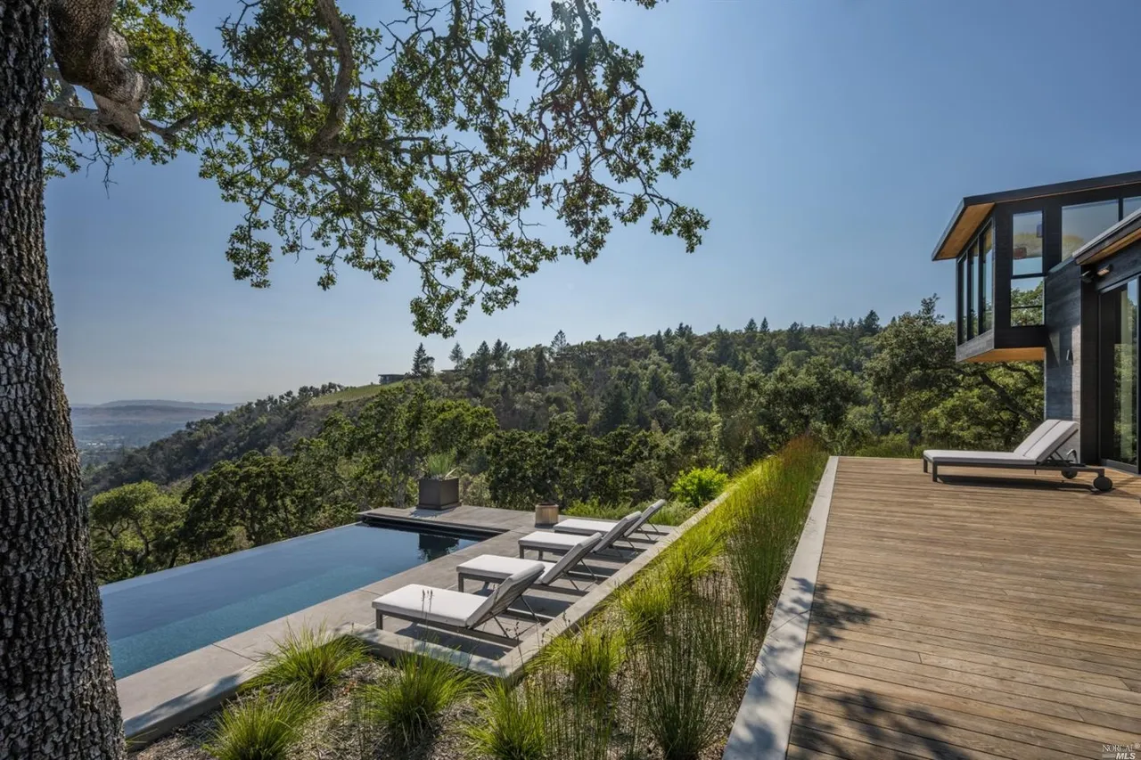 Infinity edge pool in Sonoma, California