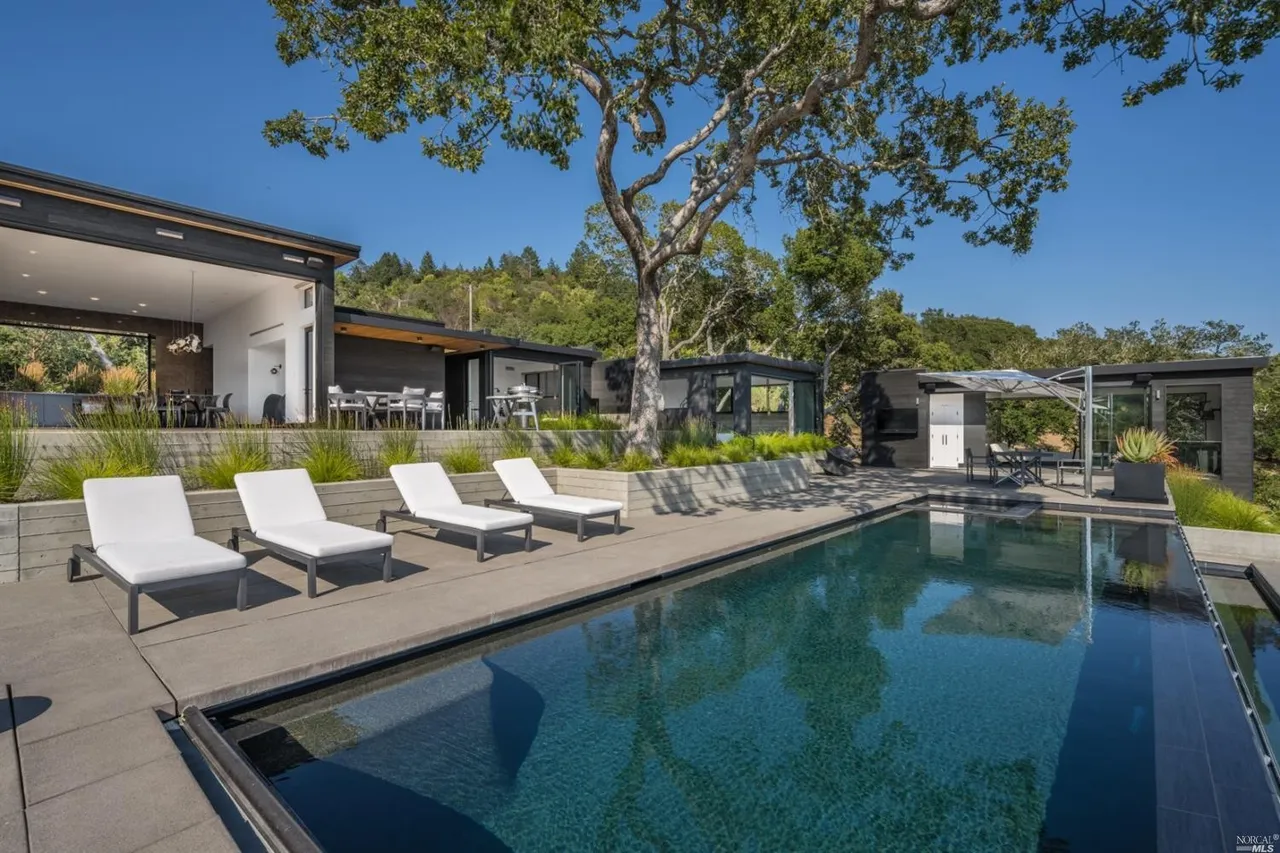 Infinity edge pool with automatic pool cover in Sonoma, California
