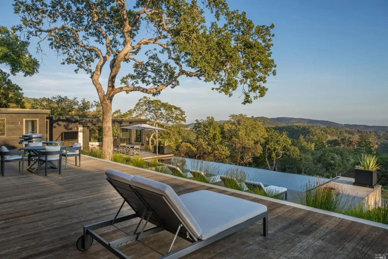Infinity edge pool in Sonoma, California