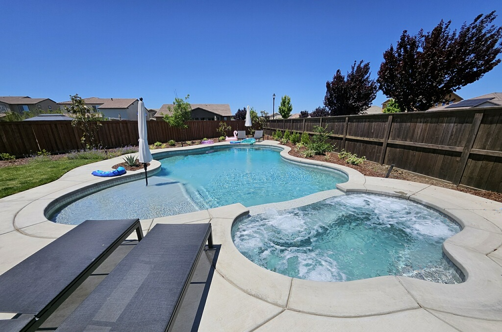 Freeform pool approx 700 square feet with large 78 square feet spa and Cabo shelf