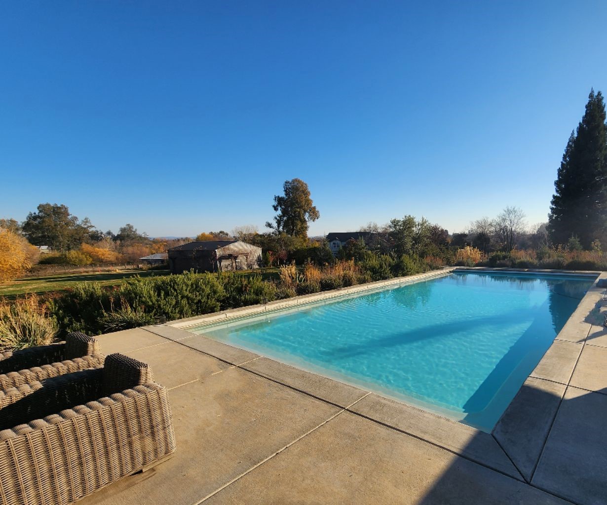 Rectangular pool with automatic pool cover